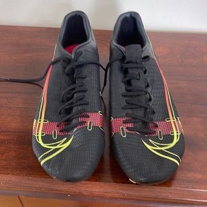Mens size 11.5 Nike soccer cleats in perfect condition!